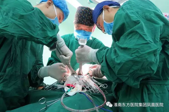 王智書記實施在鳳凰醫院的首例手術