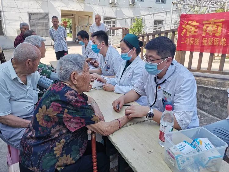黨員團員同上陣，齊為老人送健康——新莊孜醫院病房支部、團總支前往山王鎮養老院義診